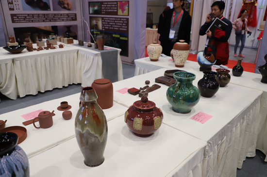 第54届全国工艺品交易会在重庆国博中心盛大开幕，万件工艺美术精品璀璨登场